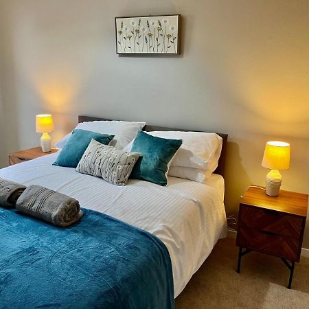Canada House - Sleeps 6 -3 King Or 6 Single Ideal For Contractors Warrington Exterior foto
