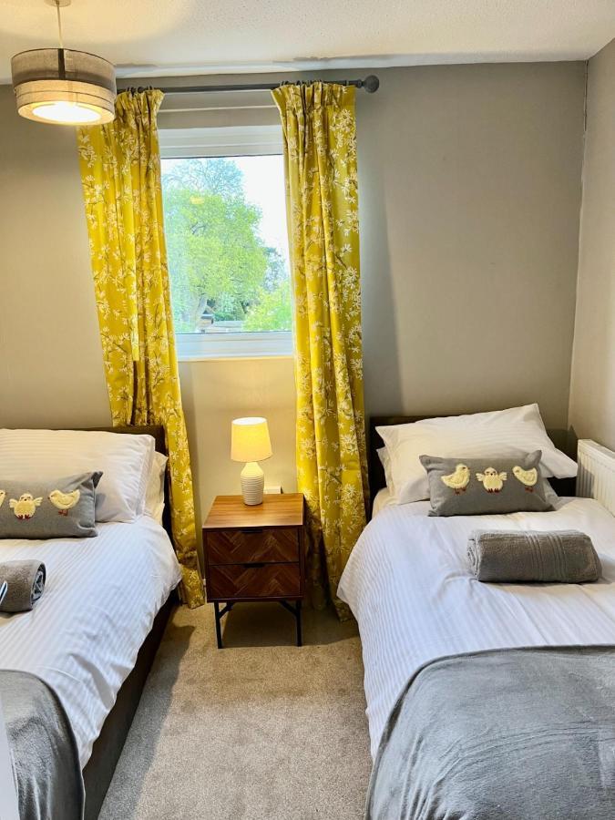 Canada House - Sleeps 6 -3 King Or 6 Single Ideal For Contractors Warrington Exterior foto