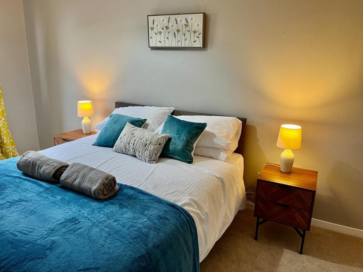 Canada House - Sleeps 6 -3 King Or 6 Single Ideal For Contractors Warrington Exterior foto