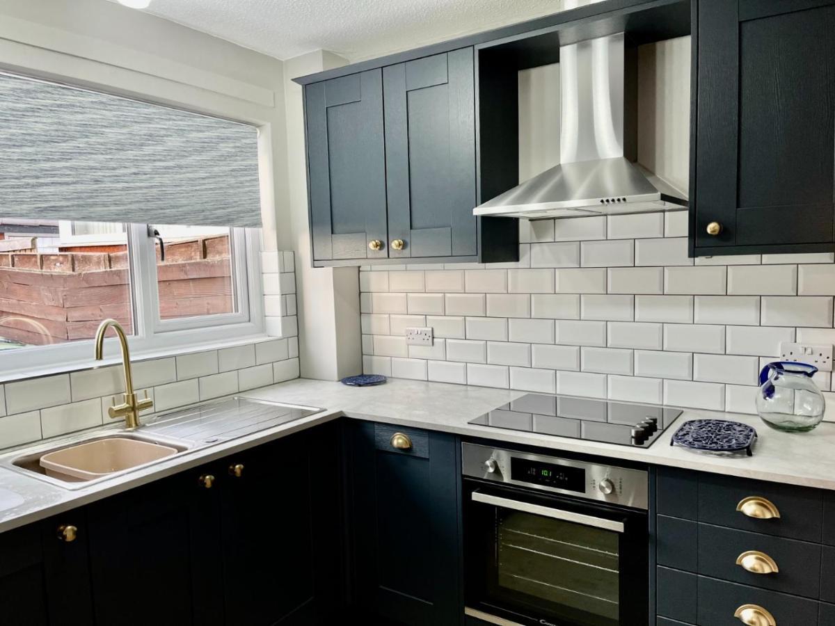 Canada House - Sleeps 6 -3 King Or 6 Single Ideal For Contractors Warrington Exterior foto