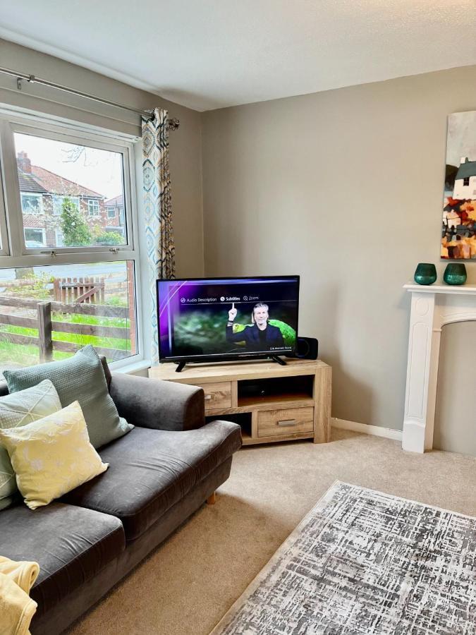 Canada House - Sleeps 6 -3 King Or 6 Single Ideal For Contractors Warrington Exterior foto