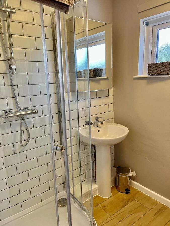 Canada House - Sleeps 6 -3 King Or 6 Single Ideal For Contractors Warrington Exterior foto