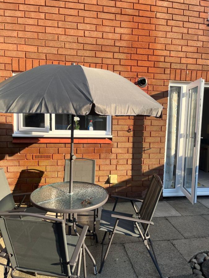 Canada House - Sleeps 6 -3 King Or 6 Single Ideal For Contractors Warrington Exterior foto